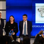 Clara Borr&aacute;s, Marketing & Communications Manager de motorola en Espa&ntilde;a, recoge el premio