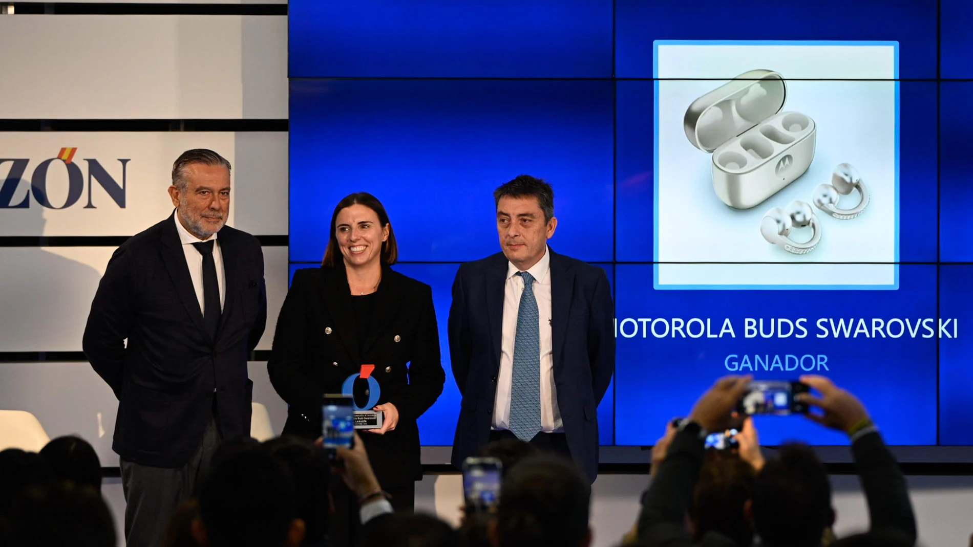 Clara Borrás, Marketing & Communications Manager de motorola en España, recoge el premio