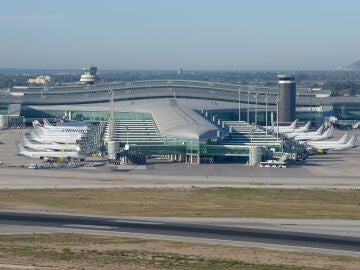 Aeropuerto de Barcelona El Prat con terminal y plataforma