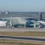 Aeropuerto de Barcelona El Prat con terminal y plataforma