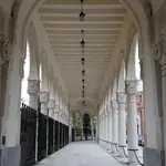 Inma Sanz visita la capilla y el pórtico del Cementerio de la Almudena tras su restauración