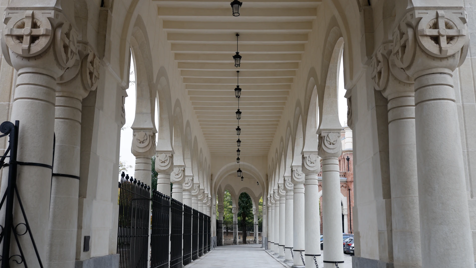 Pórtico del Cementerio de la Almudena, a 31 de octubre de 2025, en Madrid (España). La remodelación de la capilla y del pórtico del Cementerio de la Almudena acaba de finalizar tras la inversión de más de 5,4 millones de euros. 31 OCTUBRE 2025 Alejandro Martínez Vélez / Europa Press 31/10/2025