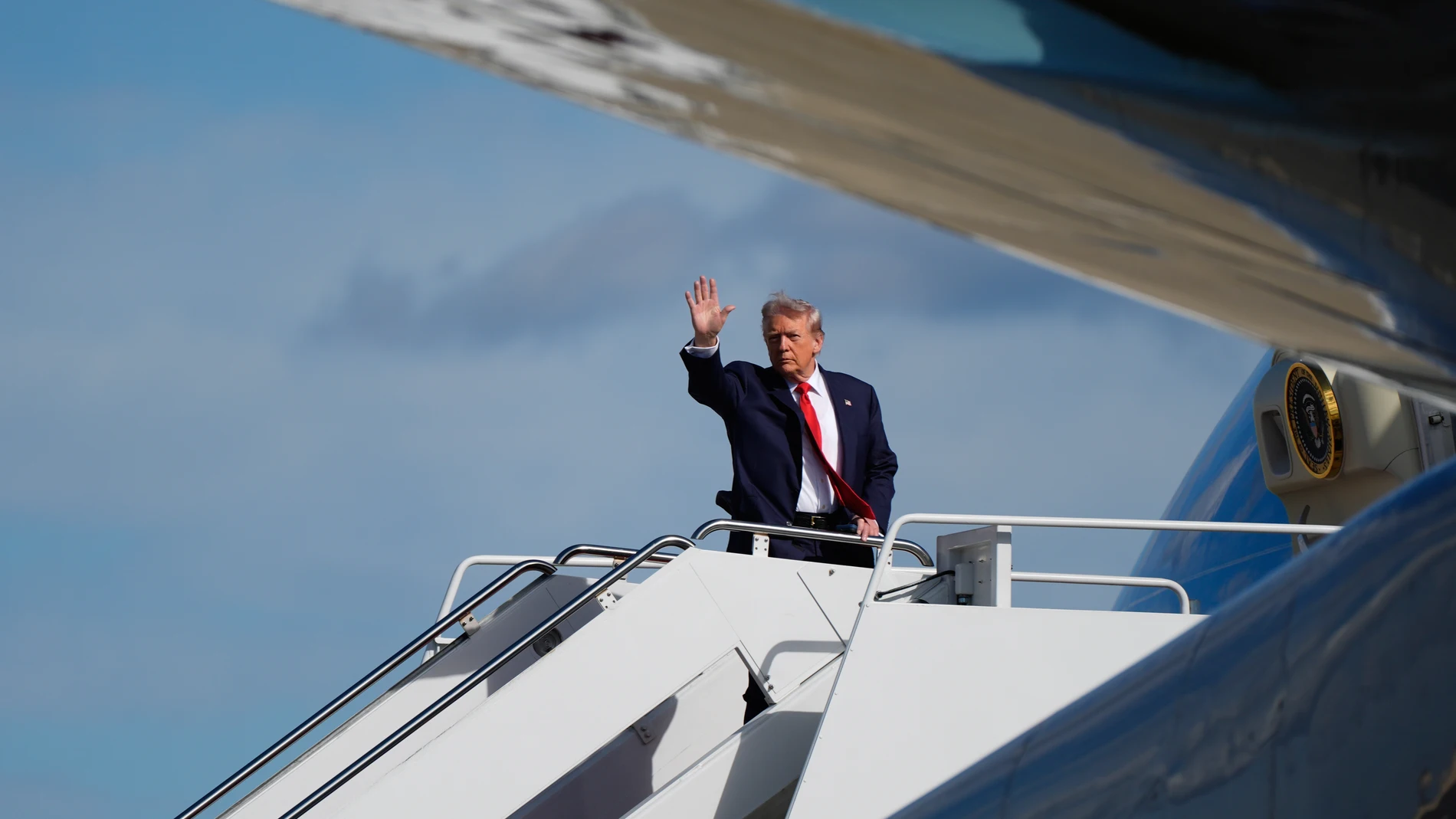 President Donald Trump waves as he boards Air Force One at Joint Base Andrews, Md., Friday, Oct. 31, 2025, enroute to Florida. AP Photo/Manuel Balce Ceneta)