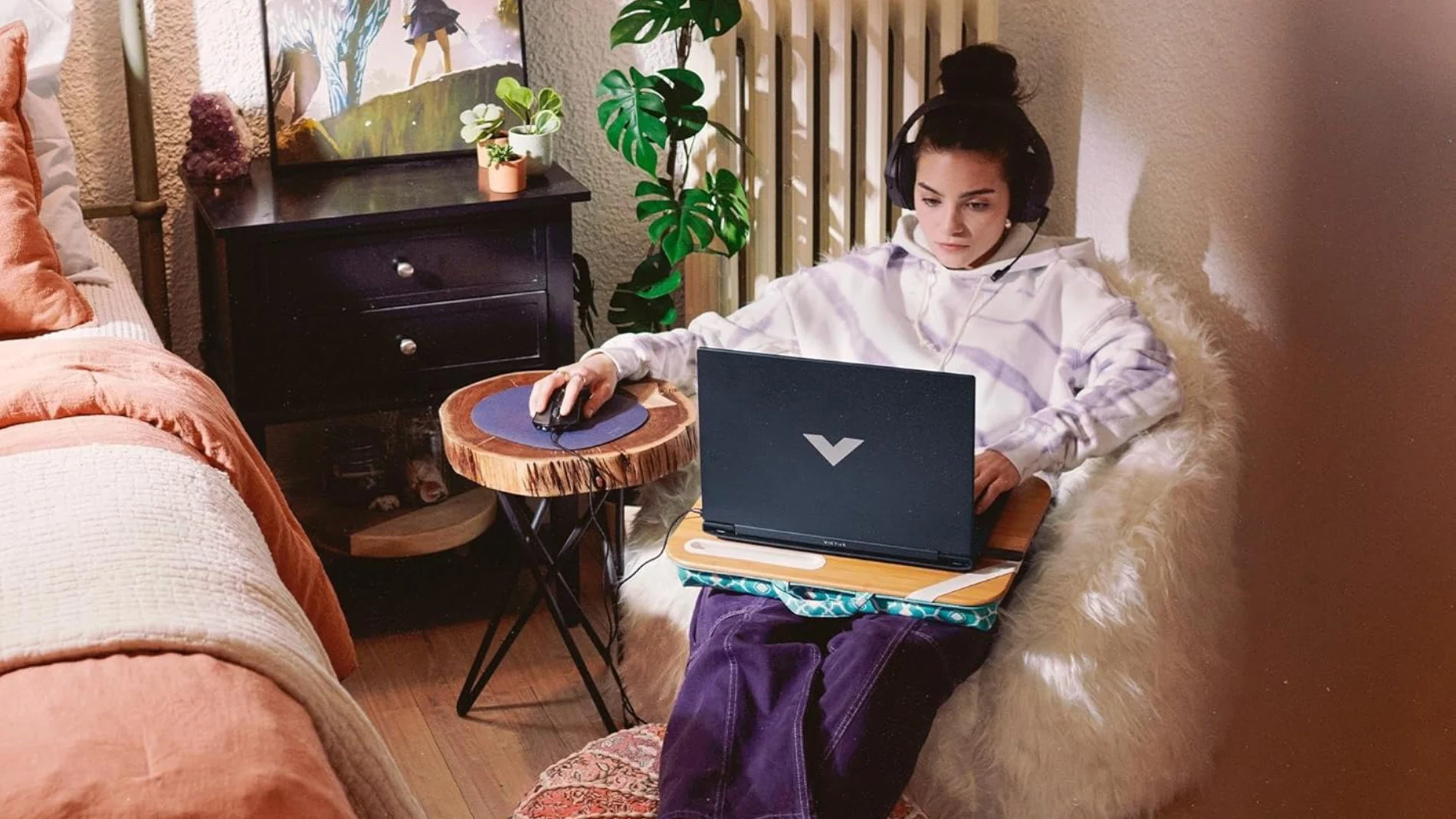 El HP Victus 15-fb3035ns te permite trabajar o jugar en cualquier lugar