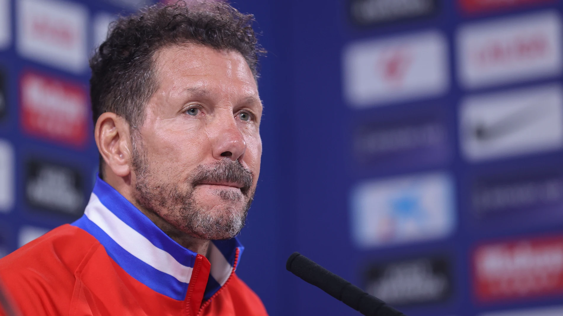 MAJADAHONDA (MADRID), 31/10/2025.- El entrenador del Atlético de Madrid, el argentino Diego Simeone, durante la rueda de prensa ofrecida este viernes, en la víspera de su partido de LaLiga ante el Sevilla. EFE/ Víctor Lerena