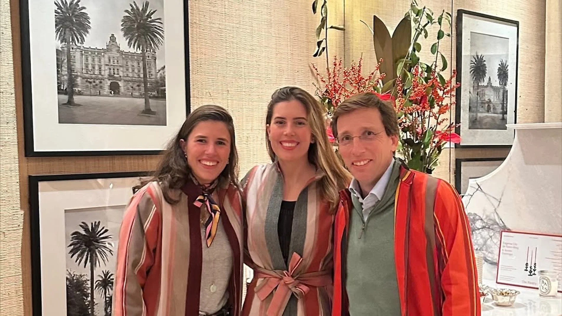 Almeida y Urquijo con Blanca Barrera-Cuadra, directora de Casa Chamberí; los tres con kimono