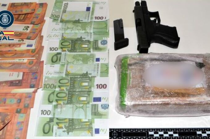 Tres detenidos, dos ya en prisión, tras incautar 1,2 kg de cocaína y 27.000 euros en billetes falsos en Mislata (Valencia) Tres detenidos, dos ya en prisión, tras incautar 1,2 kg de cocaína y 27.000 euros en billetes falsos en Mislata (Valencia)