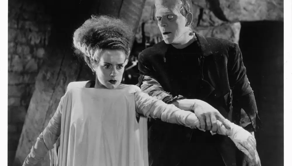 Boris Karloff y Elsa Lanchester en La novia de Frankenstein (1935)