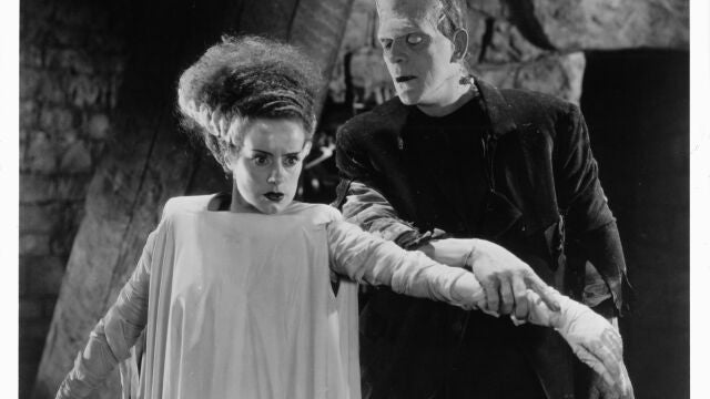 Boris Karloff y Elsa Lanchester en La novia de Frankenstein (1935) Boris Karloff y Elsa Lanchester en La novia de Frankenstein (1935)