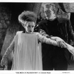 Boris Karloff y Elsa Lanchester en La novia de Frankenstein (1935)