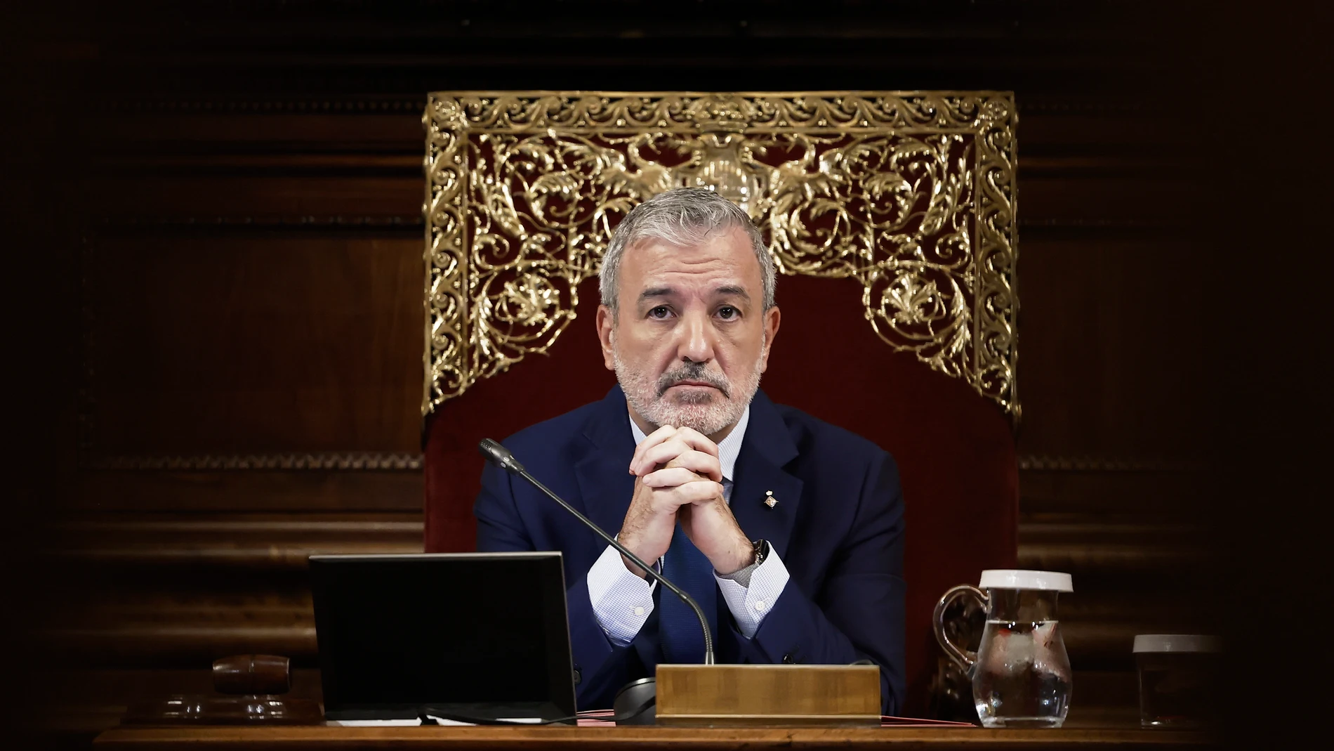 GRAFCAT4182. BARCELONA, 31/10/2025.- El alcalde de Barcelona, Jaume Collboni, durante el pleno del consistorio celebrado este viernes, en el que ha presentado su informe sobre el estado de la ciudad, con la incógnita de si podrá tener apoyos suficientes para aprobar los presupuestos por la vía ordinaria. EFE/Andreu Dalmau