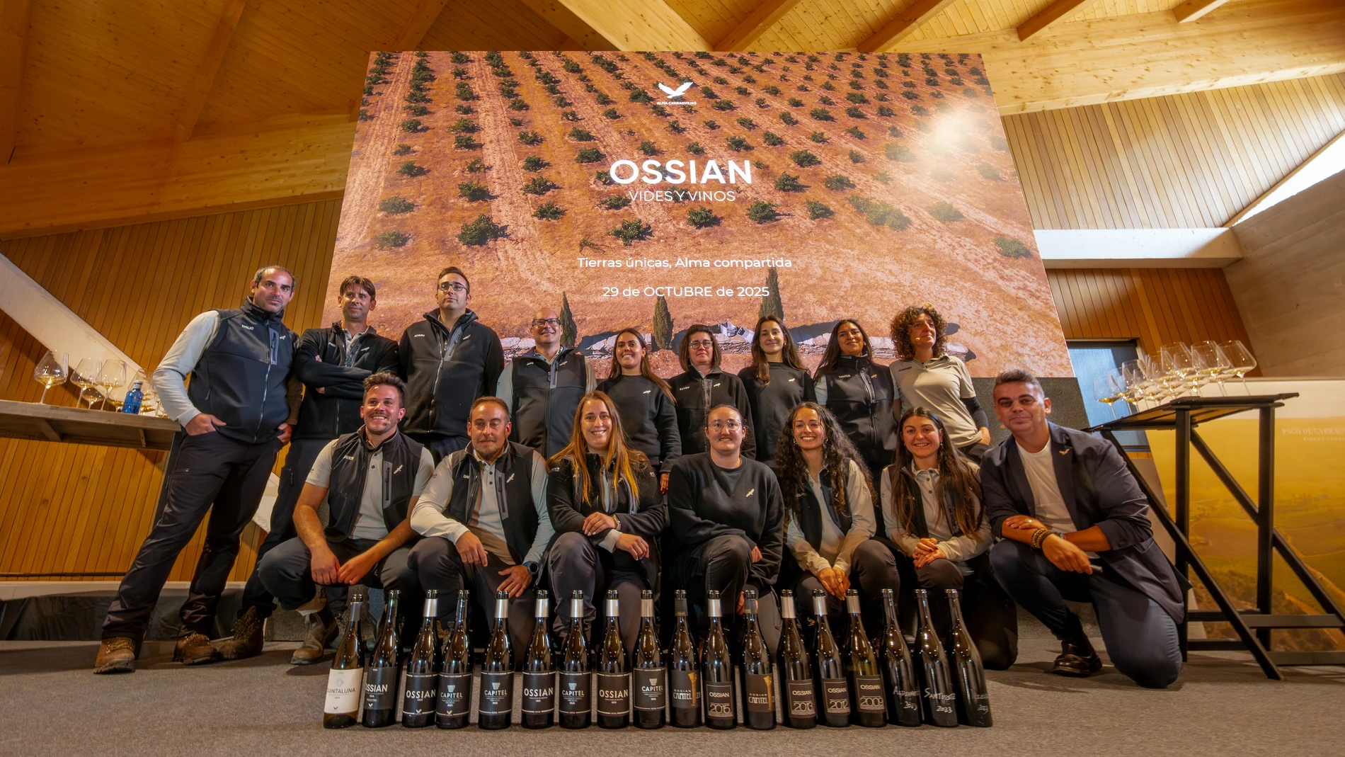 El equipo de la Bodega Ossian junto a Pedro Ruiz, CEO de Alma Carraovejas; y Almudena Calvo y Javier Blasco, directores técnicos de la bodega