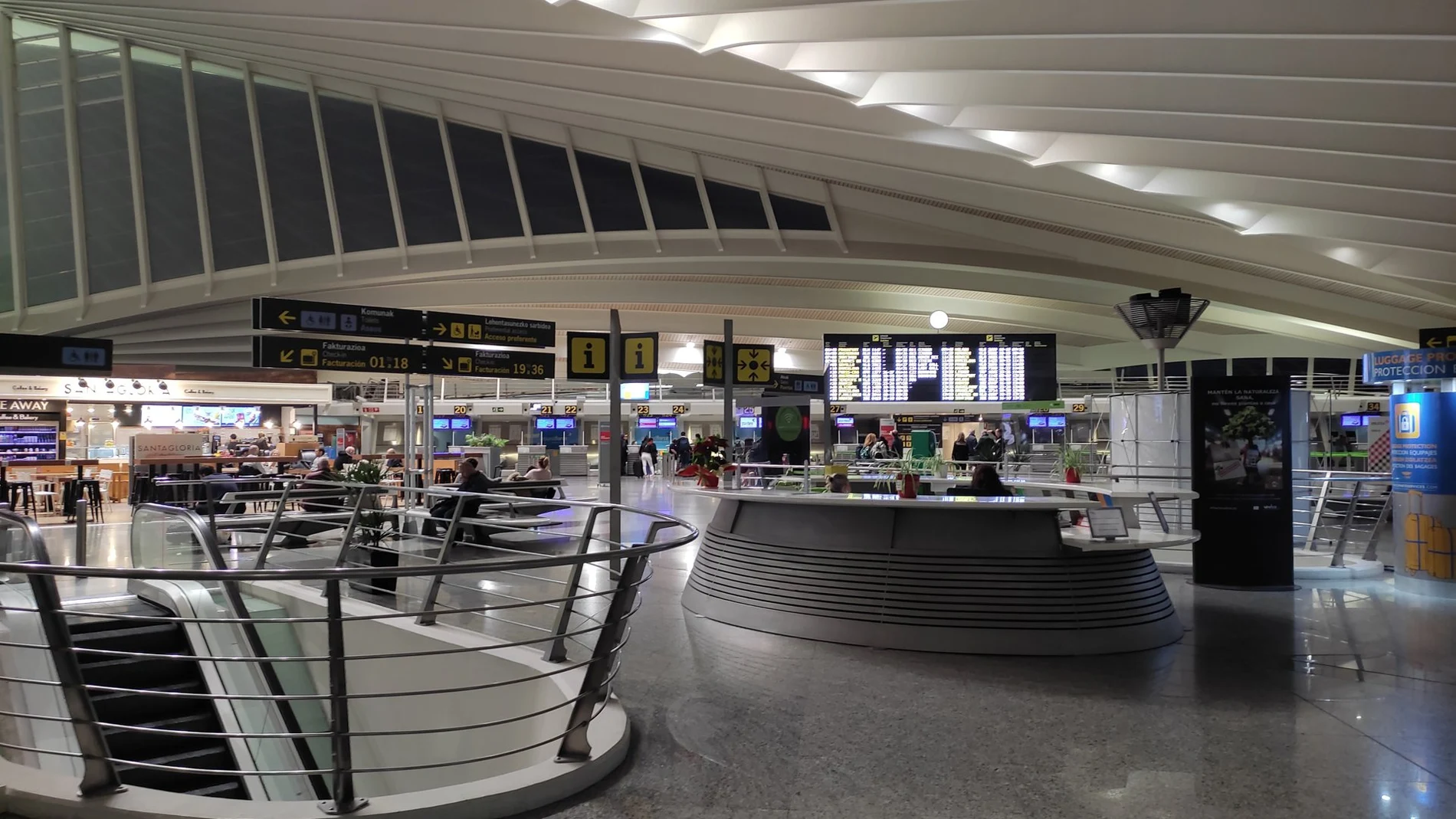 Sucesos.- El viento impide aterrizar en el aeropuerto de Bilbao a un vuelo de Madrid, que ha tenido que regresar