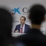 El consejero delegado de CaixaBank, Gonzalo Gortázar, interviene en la presentación de los resultados de la entidad hasta septiembre, después de haber ganado 2.951 millones hasta junio, este viernes en València.