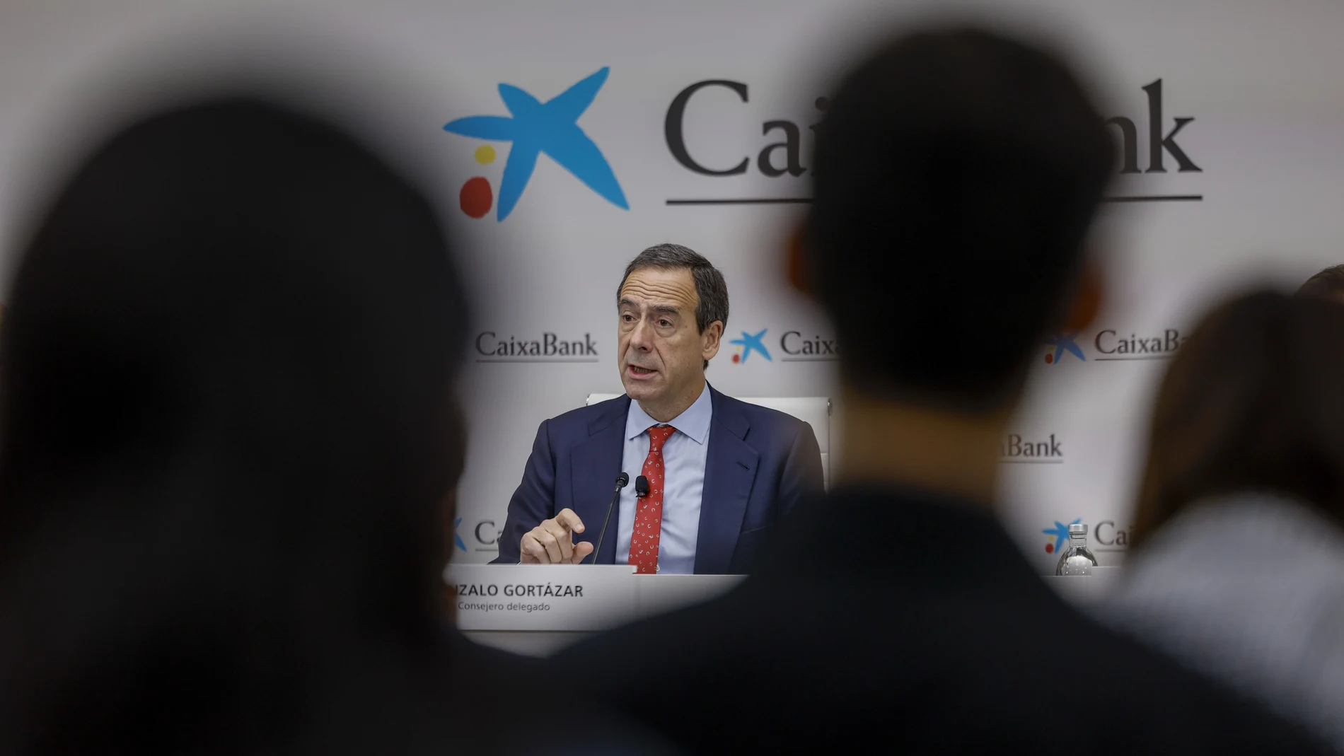 El consejero delegado de CaixaBank, Gonzalo Gortázar, interviene en la presentación de los resultados de la entidad hasta septiembre, después de haber ganado 2.951 millones hasta junio, este viernes en València.