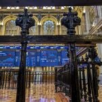 - La Bolsa española cotiza sin rumbo fijo y con leves variaciones tras la apertura de este viernes, con una mínima subida del 0,02 %, en una nueva jornada de resultados, en la que se conocerá la lectura preliminar de la inflación en la eurozona, y en la que Puig se dispara casi un 9 %. 