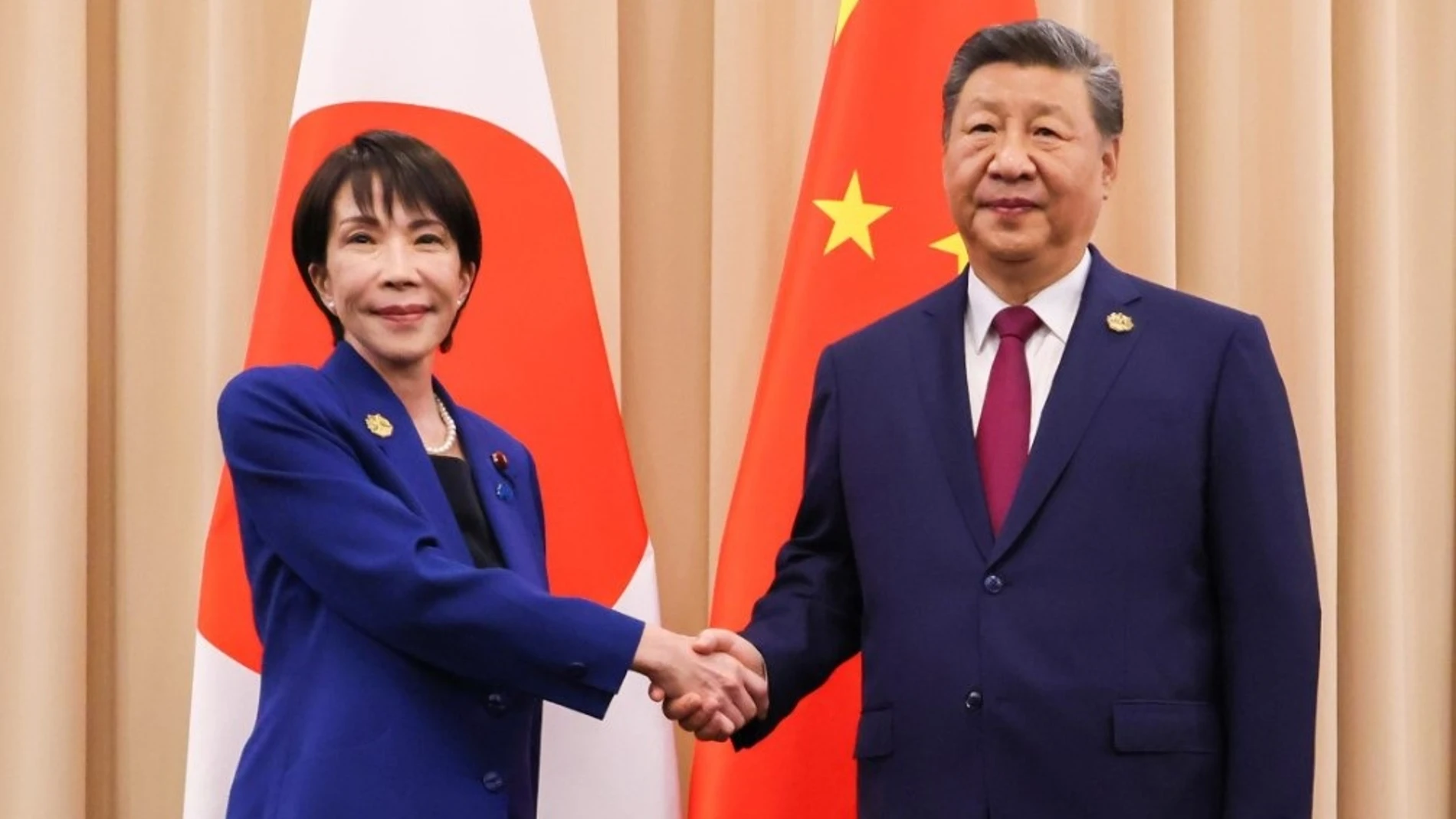 La primera ministra de Japón, Sanae Takaichi, y el presidente de China, Xi Jinping, en la cumbre de la APEC 2025 en Gyeongju (Corea del Sur), a 31 de octubre de 2025 REMITIDA / HANDOUT por SANAE TAKAICHI / X Fotografía remitida a medios de comunicación exclusivamente para ilustrar la noticia a la que hace referencia la imagen, y citando la procedencia de la imagen en la firma 26/10/2025