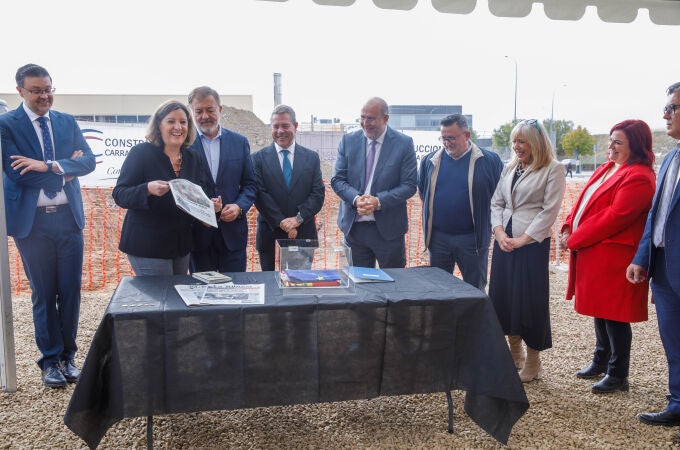 El presidente de Castilla-La Mancha, Emiliano García-Page, coloca la primera piedra de la futura Oficina Emplea y del Centro de Formación en Cuenca. El presidente de Castilla-La Mancha, Emiliano García-Page, coloca la primera piedra de la futura Oficina Emplea y del Centro de Formación en Cuenca.