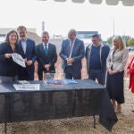 El presidente de Castilla-La Mancha, Emiliano García-Page, coloca la primera piedra de la futura Oficina Emplea y del Centro de Formación en Cuenca.