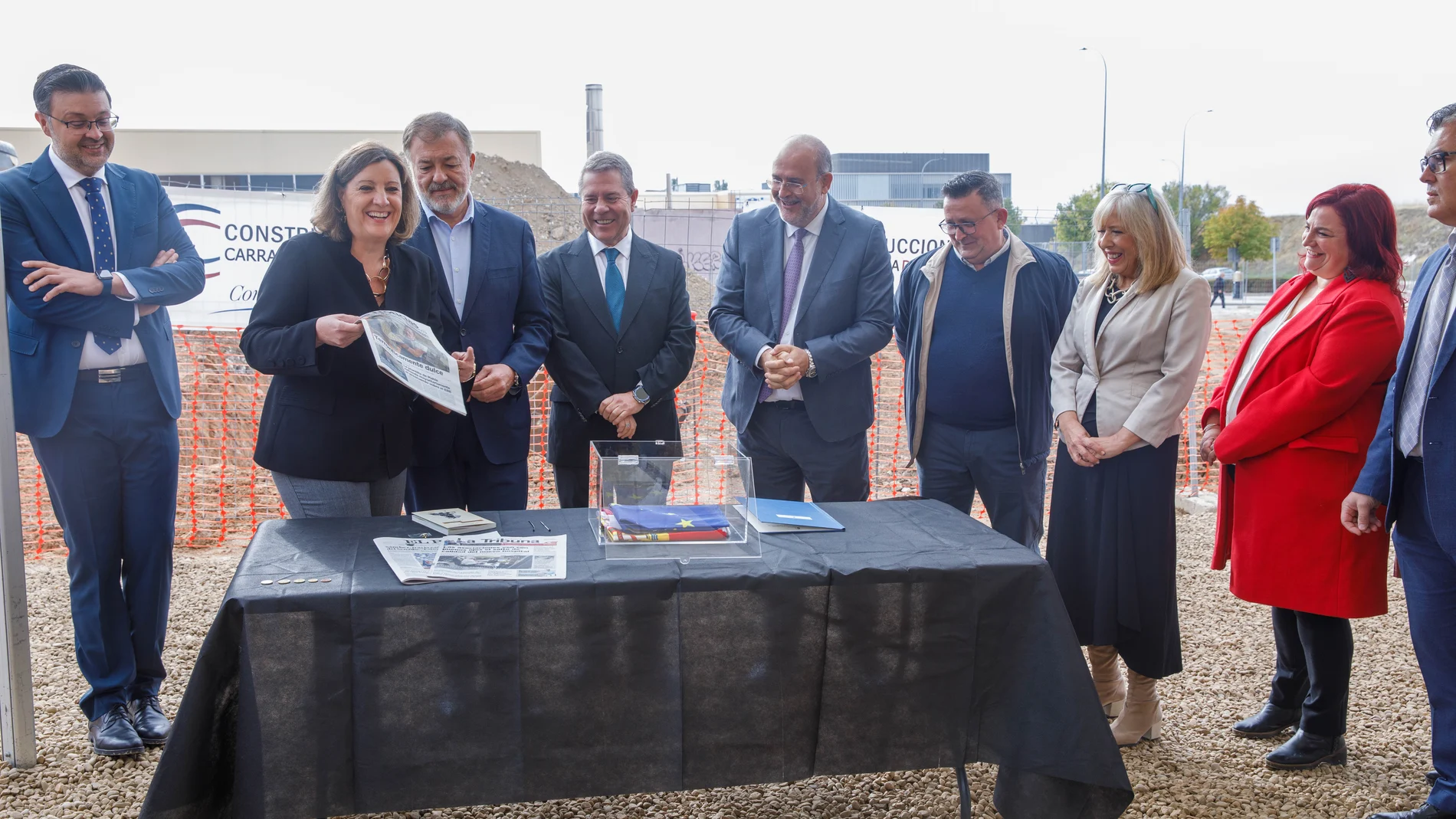 El presidente de Castilla-La Mancha, Emiliano García-Page, coloca la primera piedra de la futura Oficina Emplea y del Centro de Formación en Cuenca.
