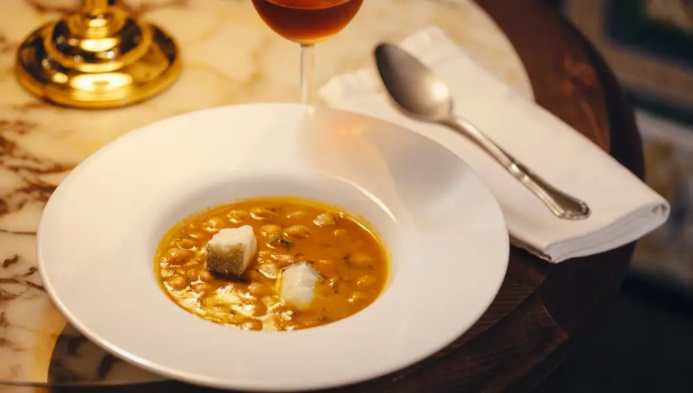 Garbanzos con bacalao y acelgas