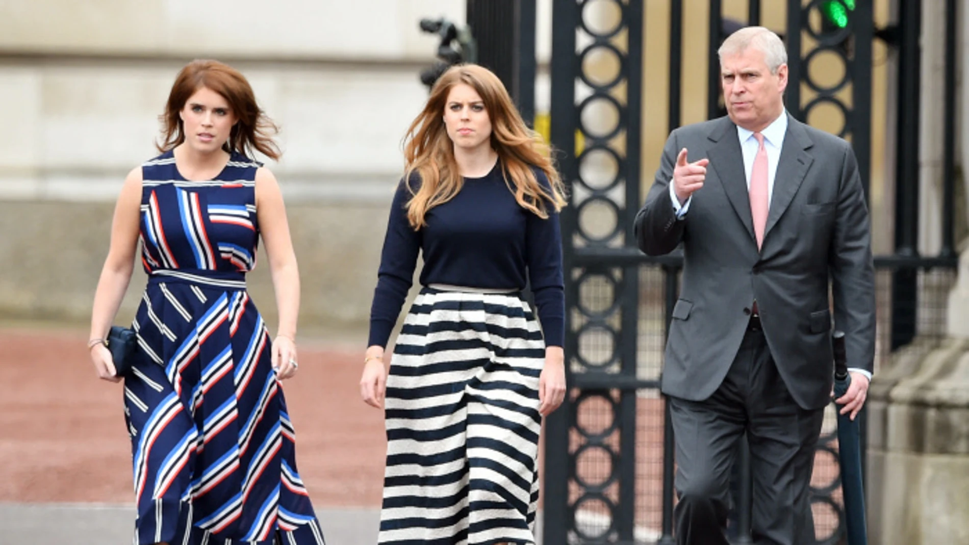Eugenia y Beatriz de York con su padre, el expríncipe Andrés