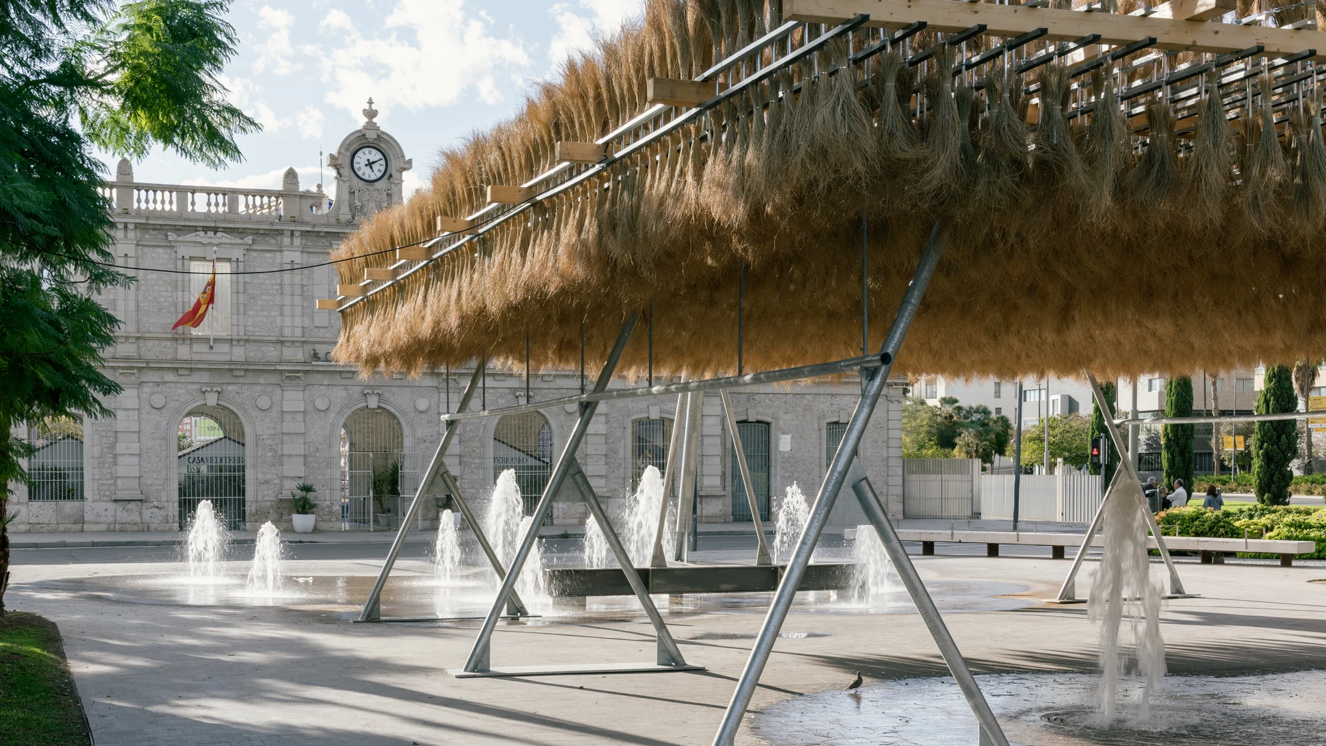 Imagen de "Espartal", una estructura en el que el esparto genera sombra; se ha instalado en Alicante en frente de Casa Mediterráneo