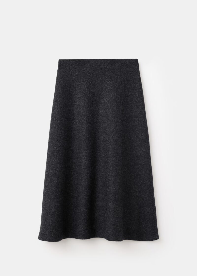 Falda de lana evasé.