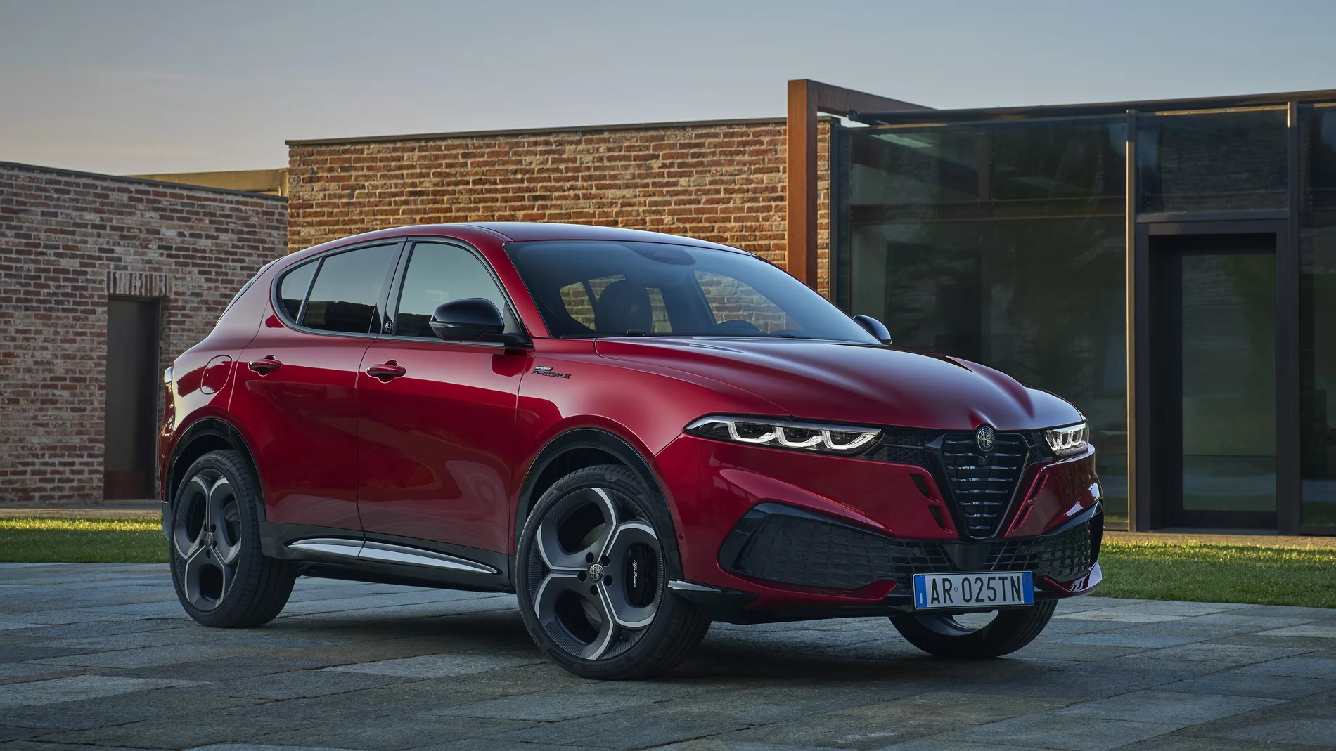 El Alfa Romeo Tonale mejora su diseño hacia formas más atractivas y deportivas