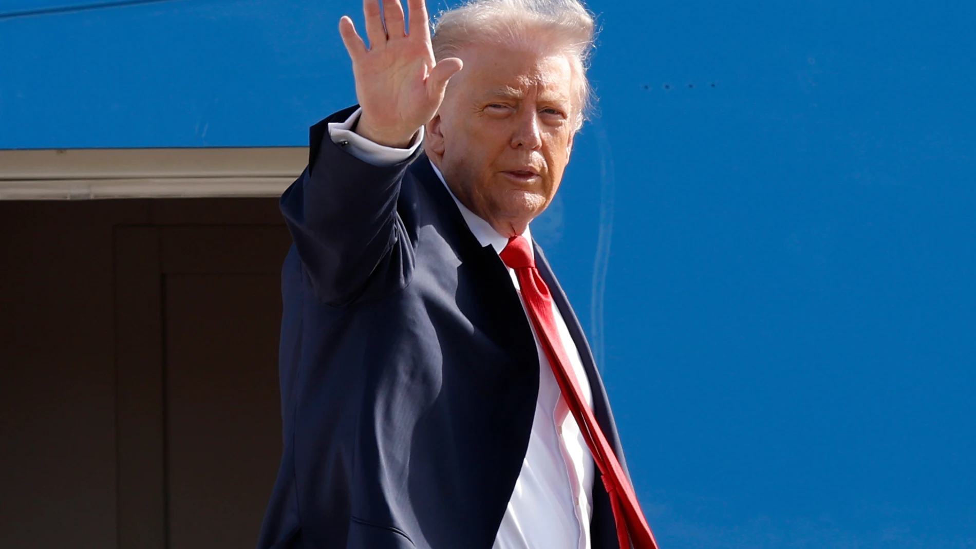President Donald Trump waves from the stairs of Air Force One as he boards upon his arrival at Joint Base Andrews, Md., Friday, Oct. 31, 2025, en route to his Mar-a-Lago estate in Palm Beach, Fla. (AP Photo/Luis M. Alvarez)
