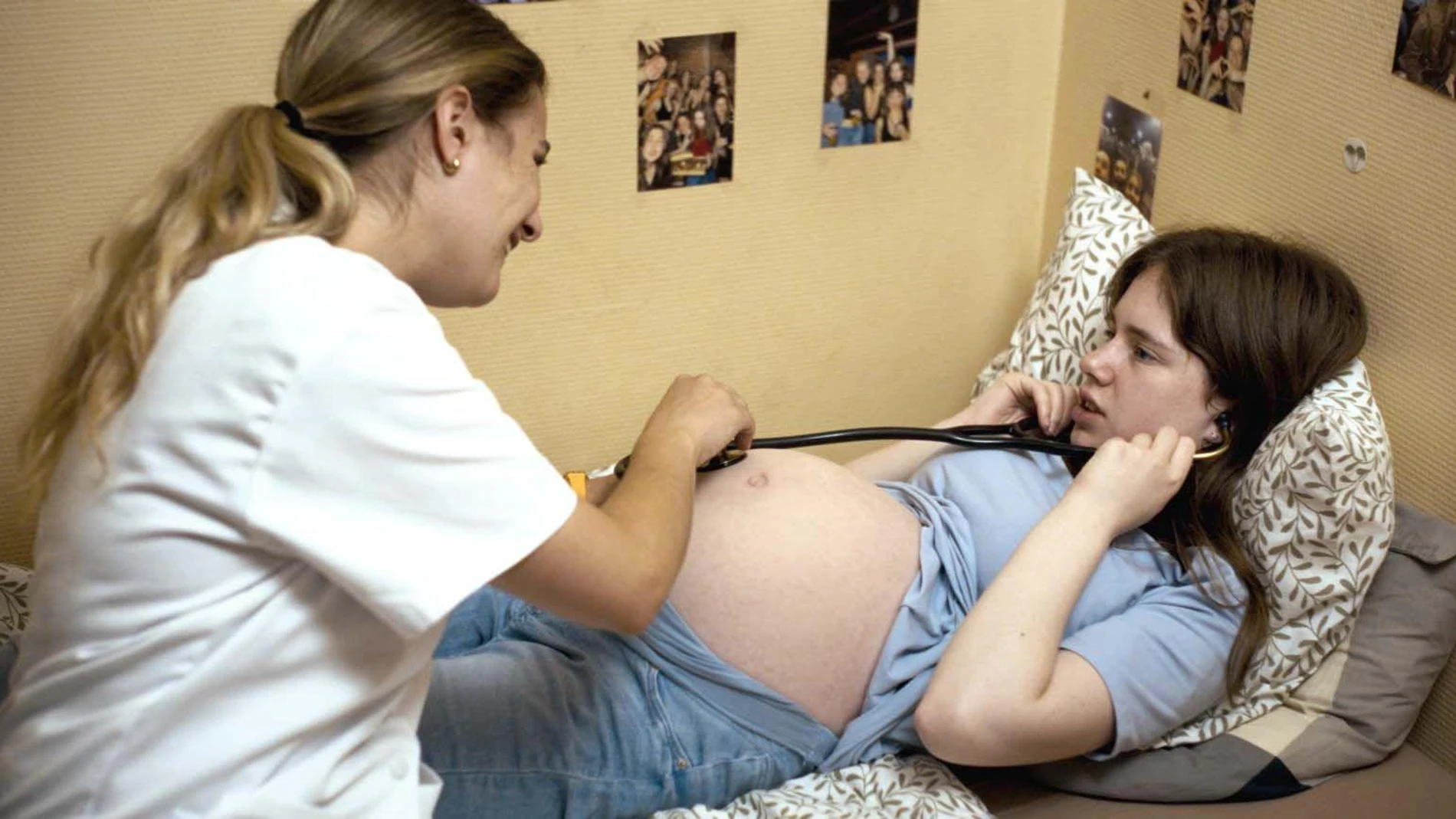 Un fotograma de "Recién nacidas"
