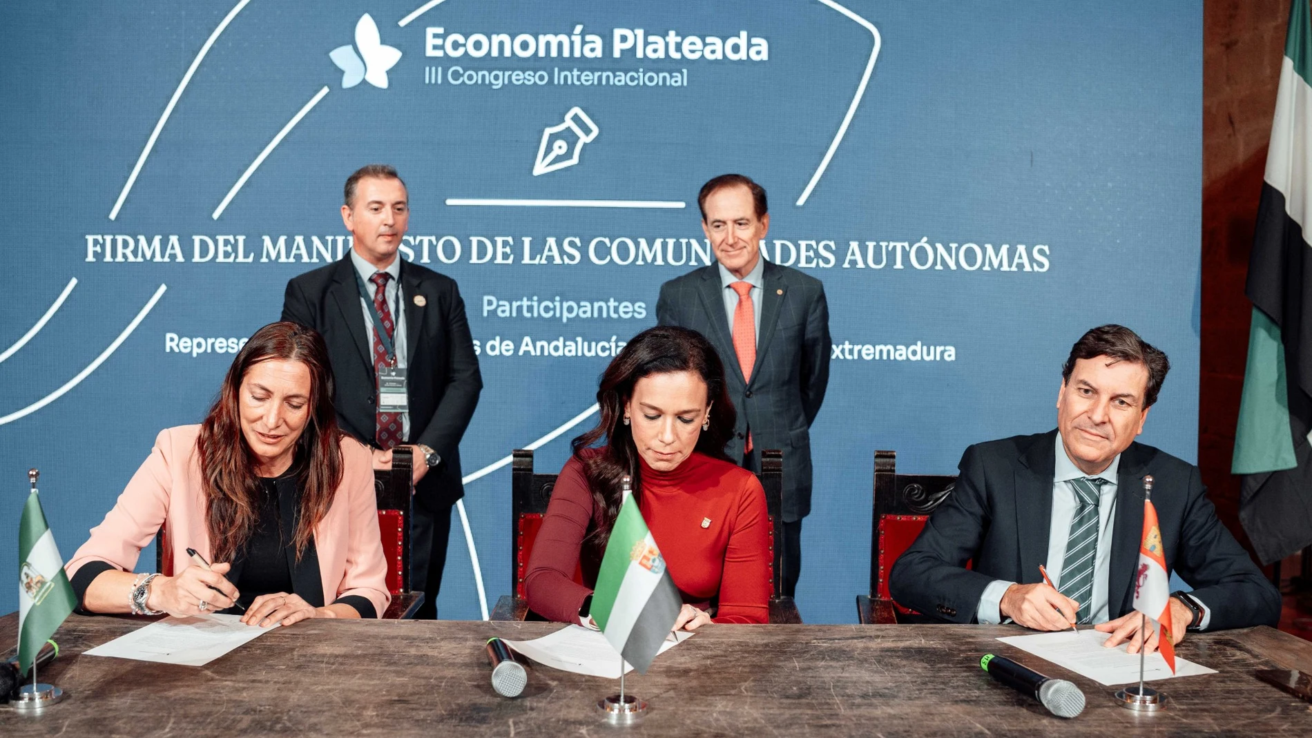 De arriba abajo, y de izquierda a derecha: Ángel Barrera, director de Adiper; Antonio Huertas, presidente de MAPFRE y Fundación MAPFRE; Loles López, consejera de Inclusión Social, Juventud, Familias e Igualdad de Andalucía; Sara Gª Espada, consejera de Salud y Servicios Sociales de Extremadura y Carlos Fernández, consejero de Economía y Hacienda y portavoz de la Junta de Castilla y León.