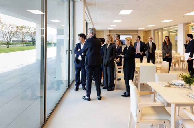 Rueda, hoy, visitando las instalaciones acompañada por la presidenta de la Fundación Amancio Ortega, Flora Pérez Marcote.