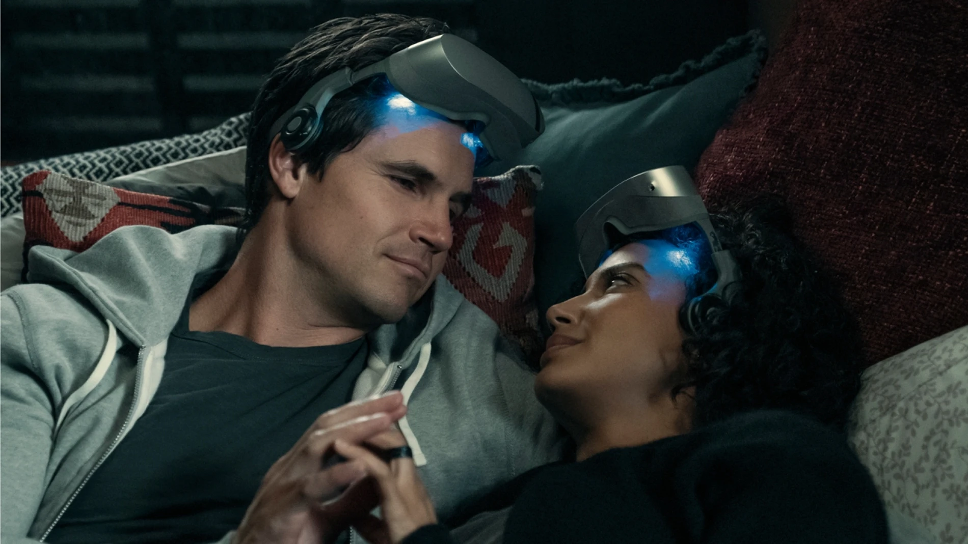 'Upload' es una serie de comedia y ciencia ficción que explora un mundo donde las personas pueden "subir" su conciencia a una vida digital