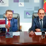 El consejero de la Presidencia, Luis Miguel González Gago, tras suscribir los convenios con los alcaldes sorianos, junto al presidente de la Diputación, Benito Serrano