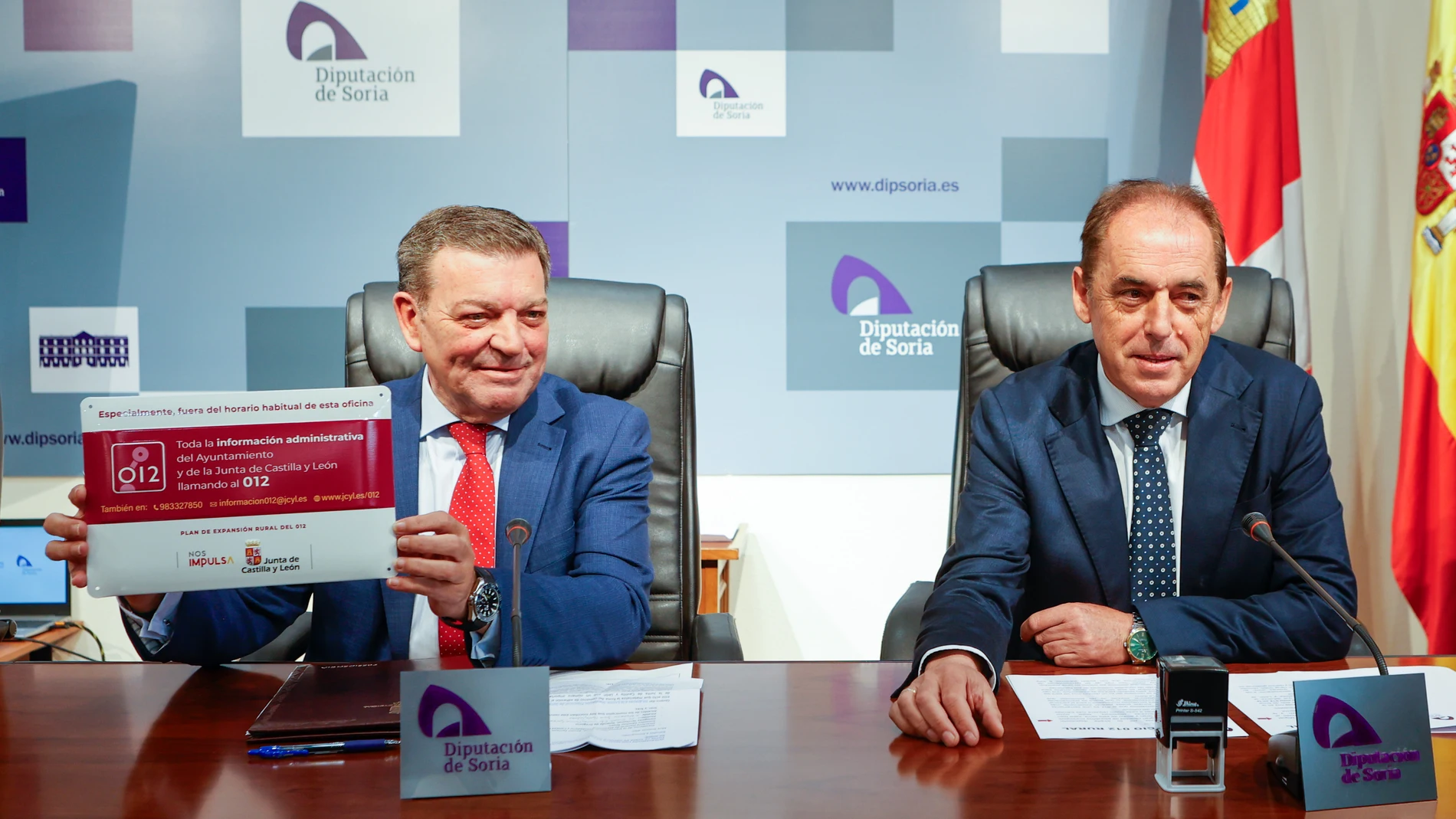 El consejero de la Presidencia, Luis Miguel González Gago, tras suscribir los convenios con los alcaldes sorianos, junto al presidente de la Diputación, Benito Serrano