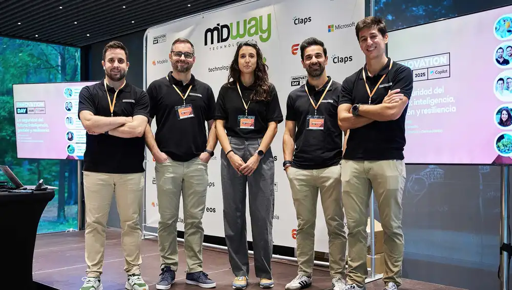 Ponentes del III Innovation Day de Midway Technologies. De izquierda a derecha, Juan Pedro Marchena (CISO), Gonzalo Javier Sánchez (Modern Workplace Architect), Cristina Osorio Valenzuela (Senior Product Manager Intune | Microsoft), Juan Luis Susillo (CTO), Francisco José Ponce (COO)