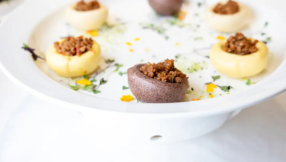 Jabalí con guindilla picante acompañado de panecillos de cereales