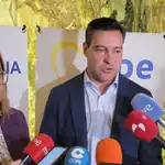 Raúl de la Hoz atiende a los medios de comunicación