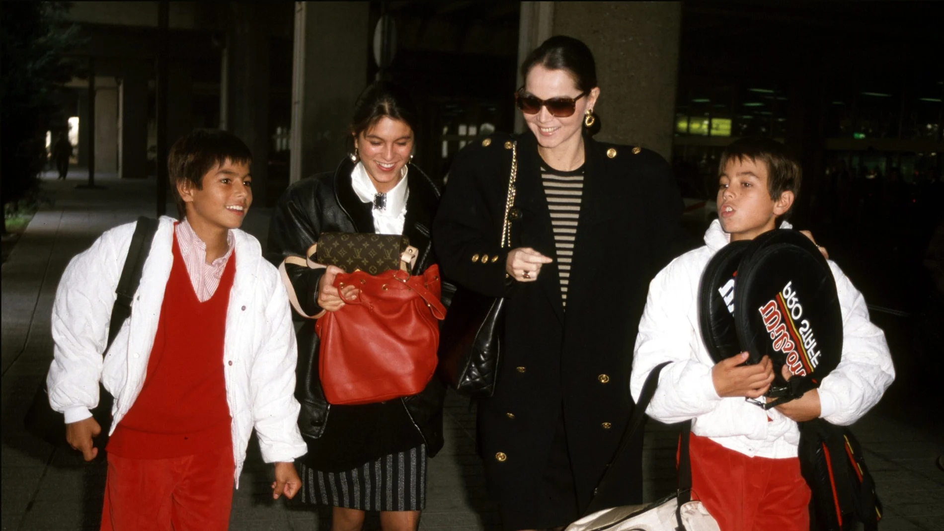 Isabel Preysler con sus tres hijos mayores: Chábeli, Julio José y Enrique Iglesias