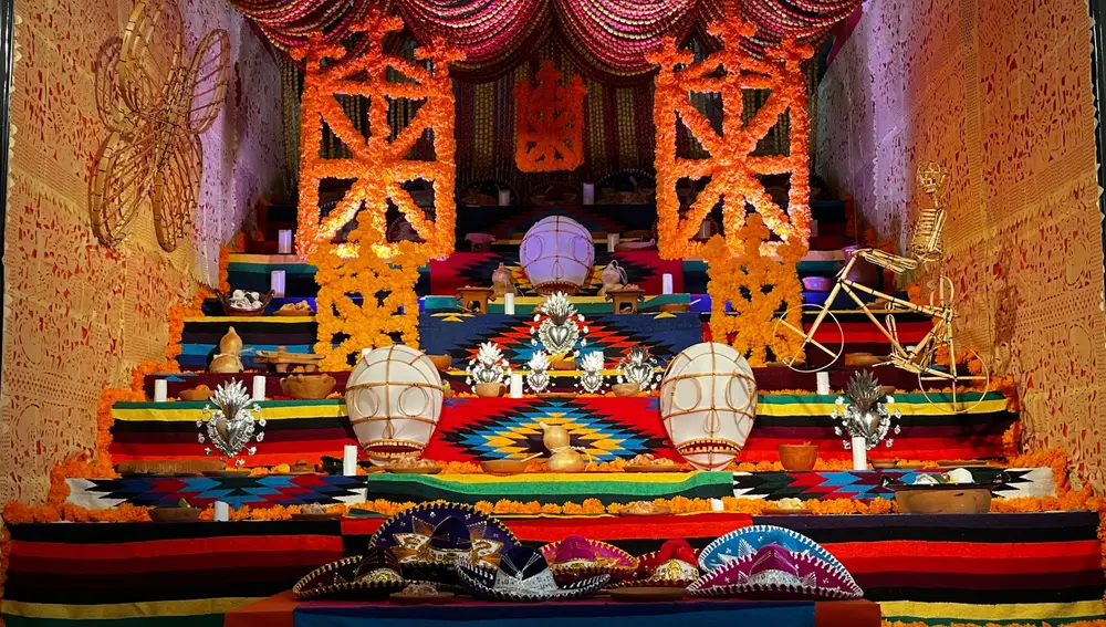 La tradición mexicana del Día de Muertos toma Madrid con altares de papel picado, color y flores en espacios municipales