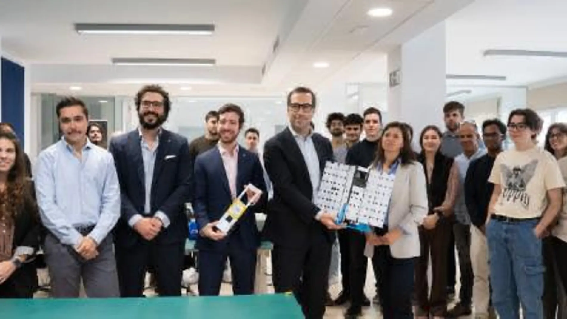 El ministro de Economía, Carlos Cuerpo, visita la sede de FOSSA Systems