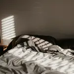 ¿Guardas el pijama debajo de la almohada? Esto es lo que la psicología dice de ti