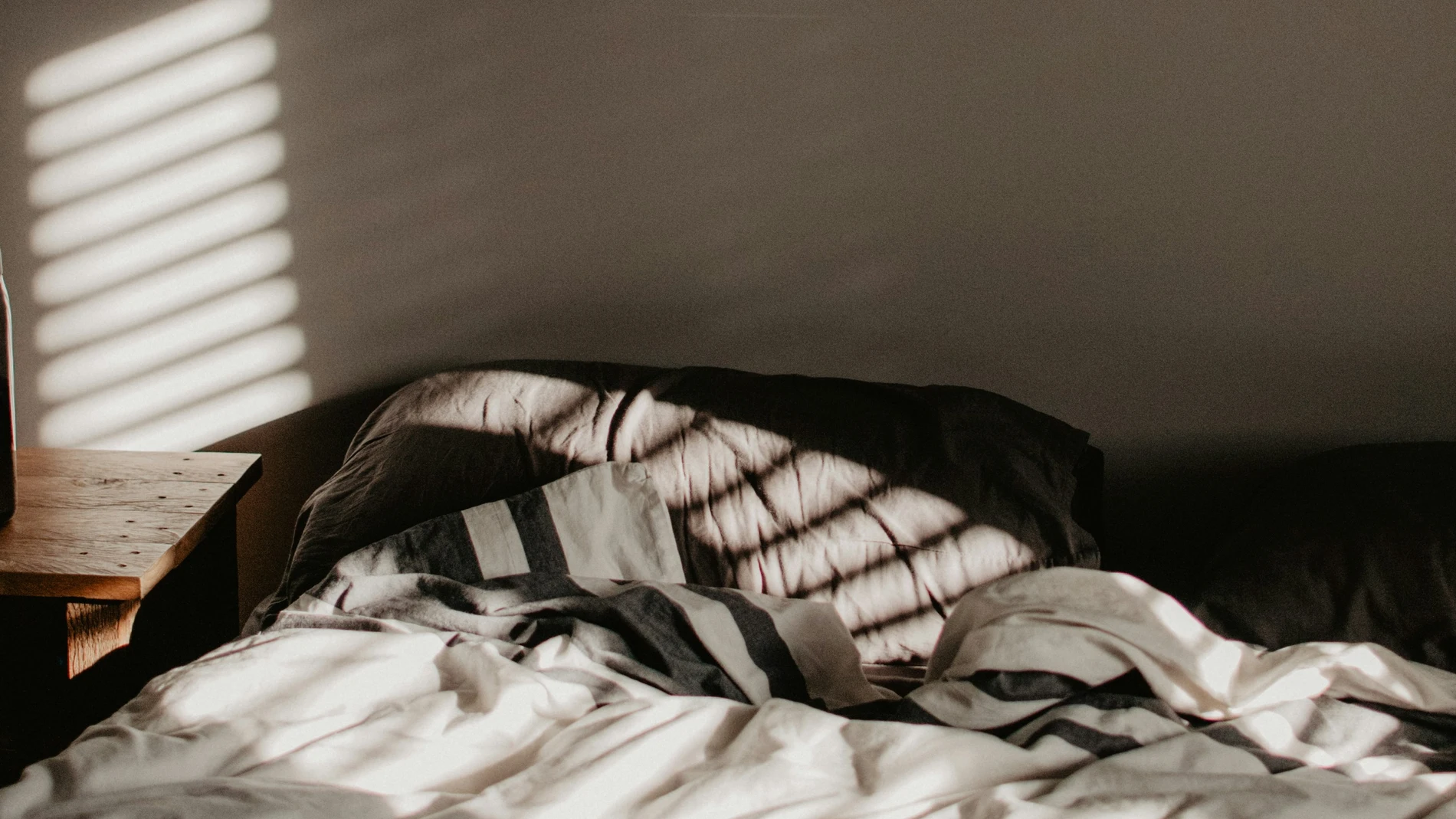 ¿Guardas el pijama debajo de la almohada? Esto es lo que la psicología dice de ti