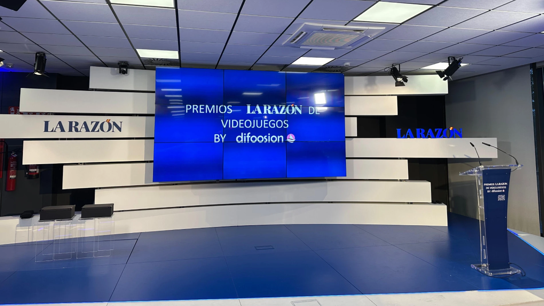 El escenario de la ceremonia con iluminación y pantallas que resaltan a los nominados y ganadores