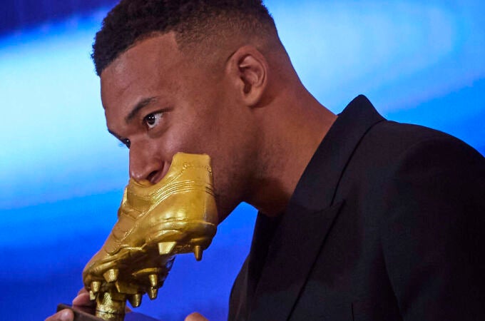 Acto de entrega de la Bota de Oro 2024-2025 a Kylian Mbappé en el palco de honor del estadio Santiago Bernabéu