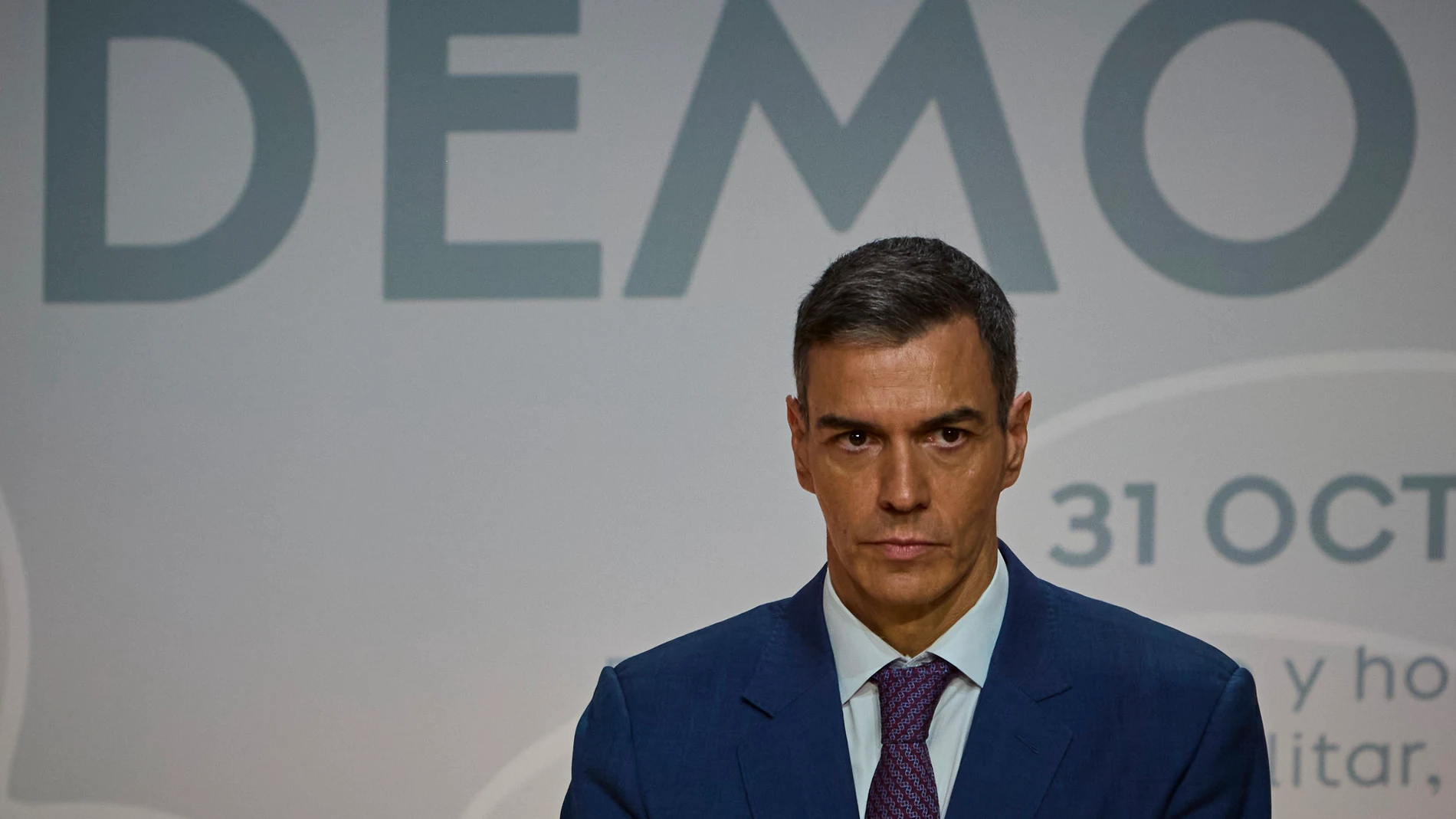 El Presidente del Gobierno, Pedro Sánchez, preside el acto por el 'Día de Recuerdo y Homenaje a todas las víctimas del golpe militar, la Guerra y la Dictadura', en el Auditorio Nacional de Música, en Madrid. © Alberto R. Roldán / Diario La Razón. 31 10 2025