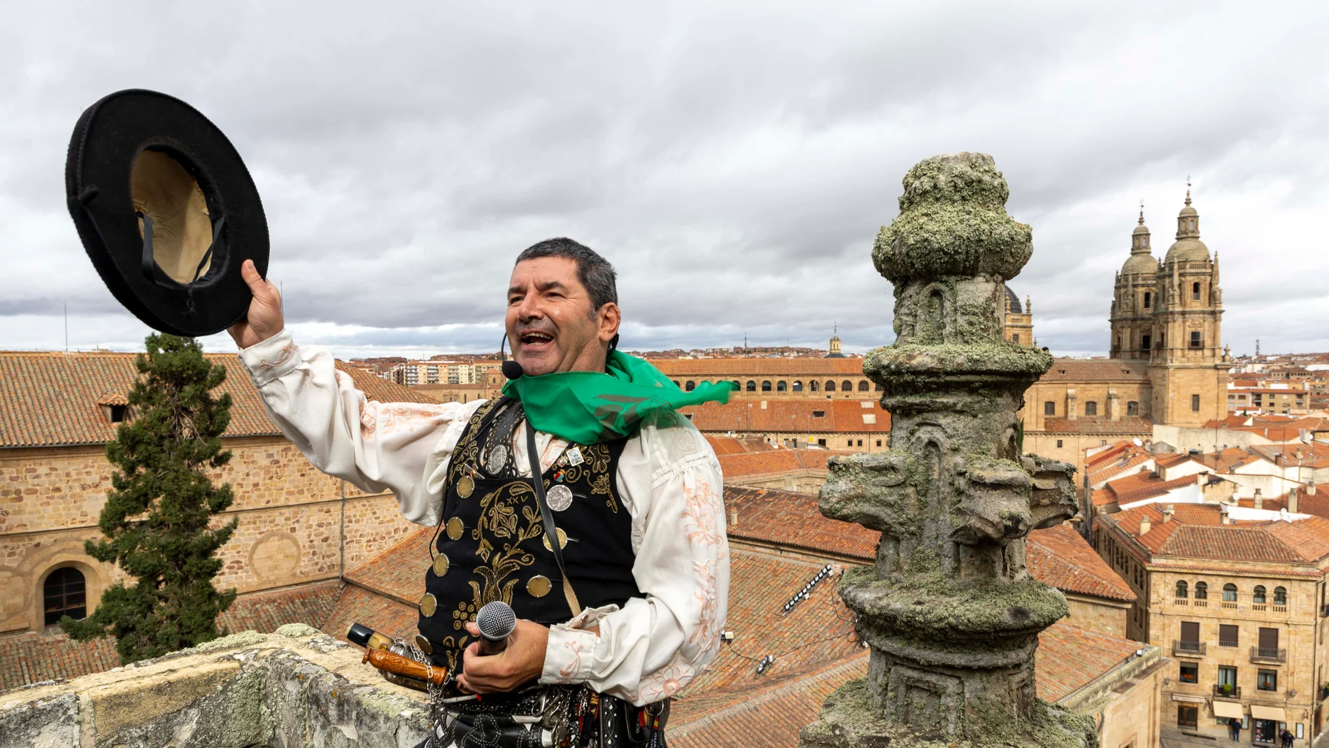 El Mariquelo en lo alto de la catedral de Salamanca
