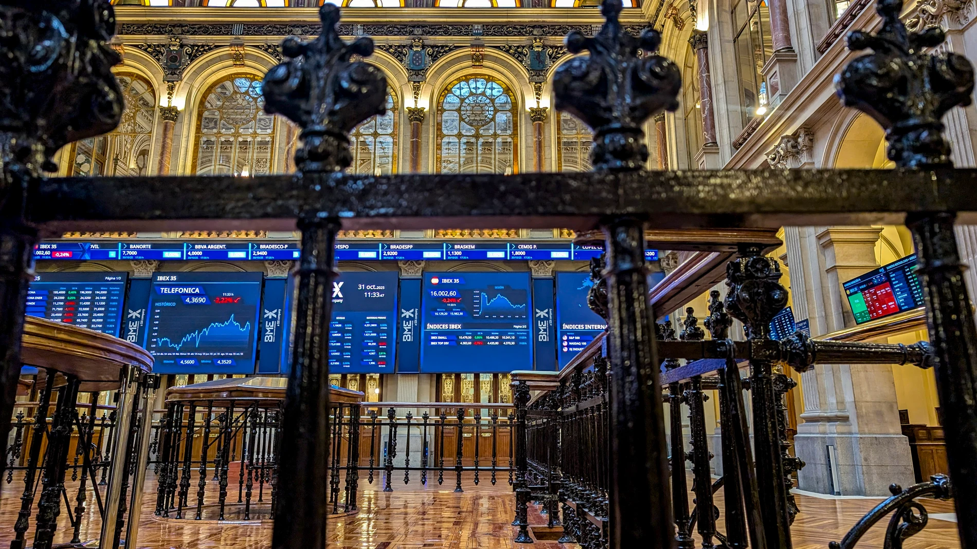 MADRID, 31/10/2025.- La Bolsa española cotiza sin rumbo fijo y con leves variaciones tras la apertura de este viernes, con una mínima subida del 0,02 %, en una nueva jornada de resultados, en la que se conocerá la lectura preliminar de la inflación en la eurozona, y en la que Puig se dispara casi un 9 %. EFE/ Vega Alonso