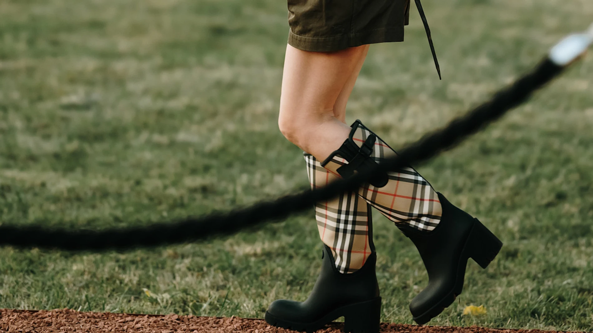 Detalle botas de agua street style Londres.